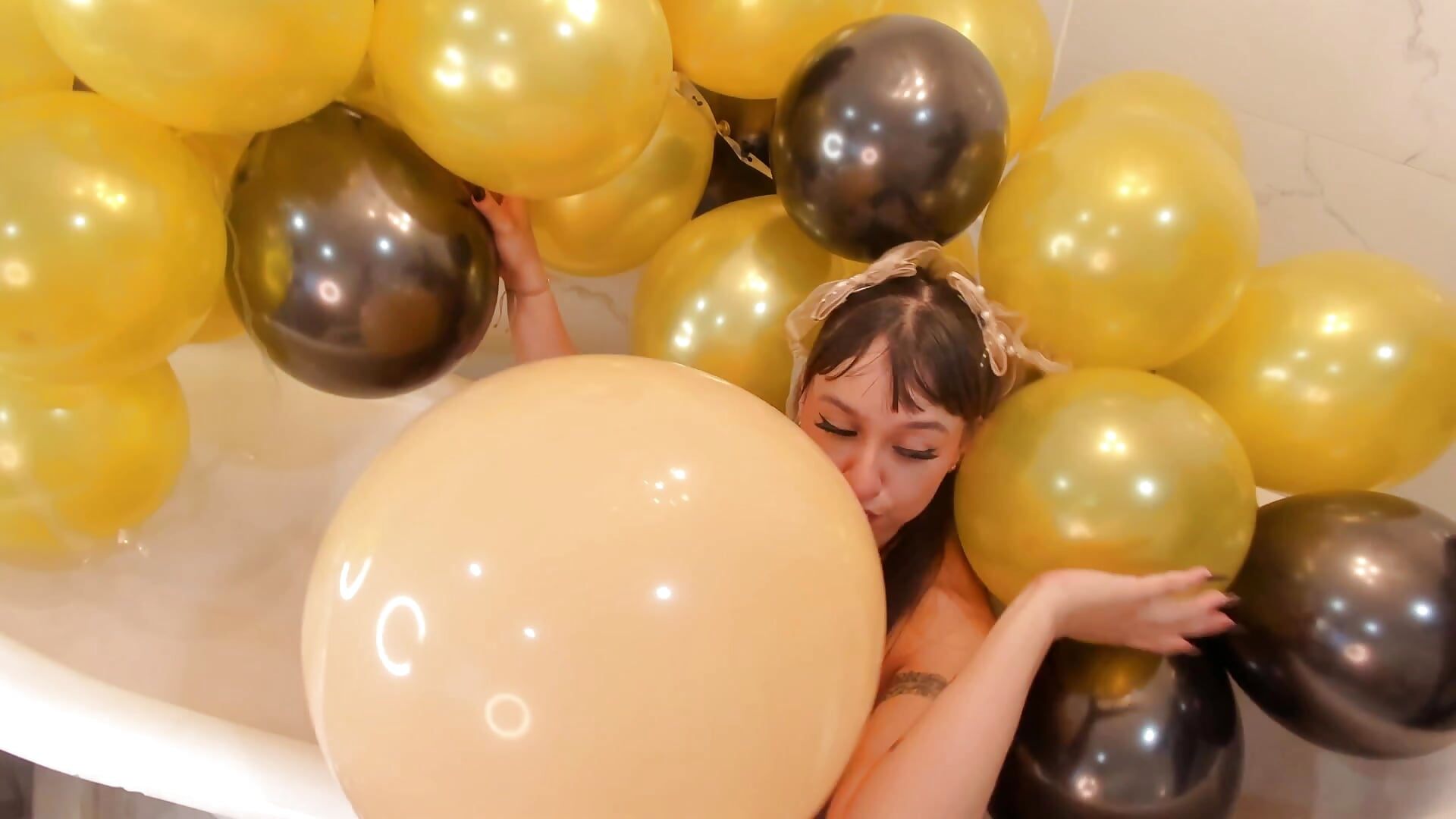 balloon shower - סרטון של katherine_glow, דוגמן/ית מצלמה