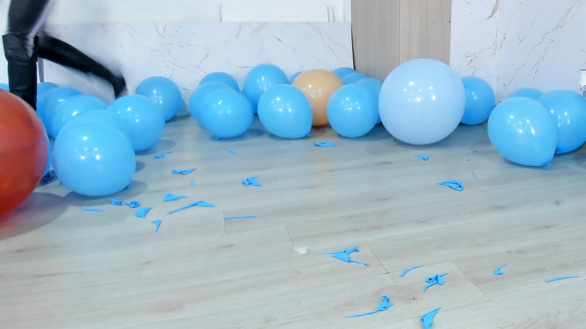 giant floats and balloons party - video by katherine_glow cam model