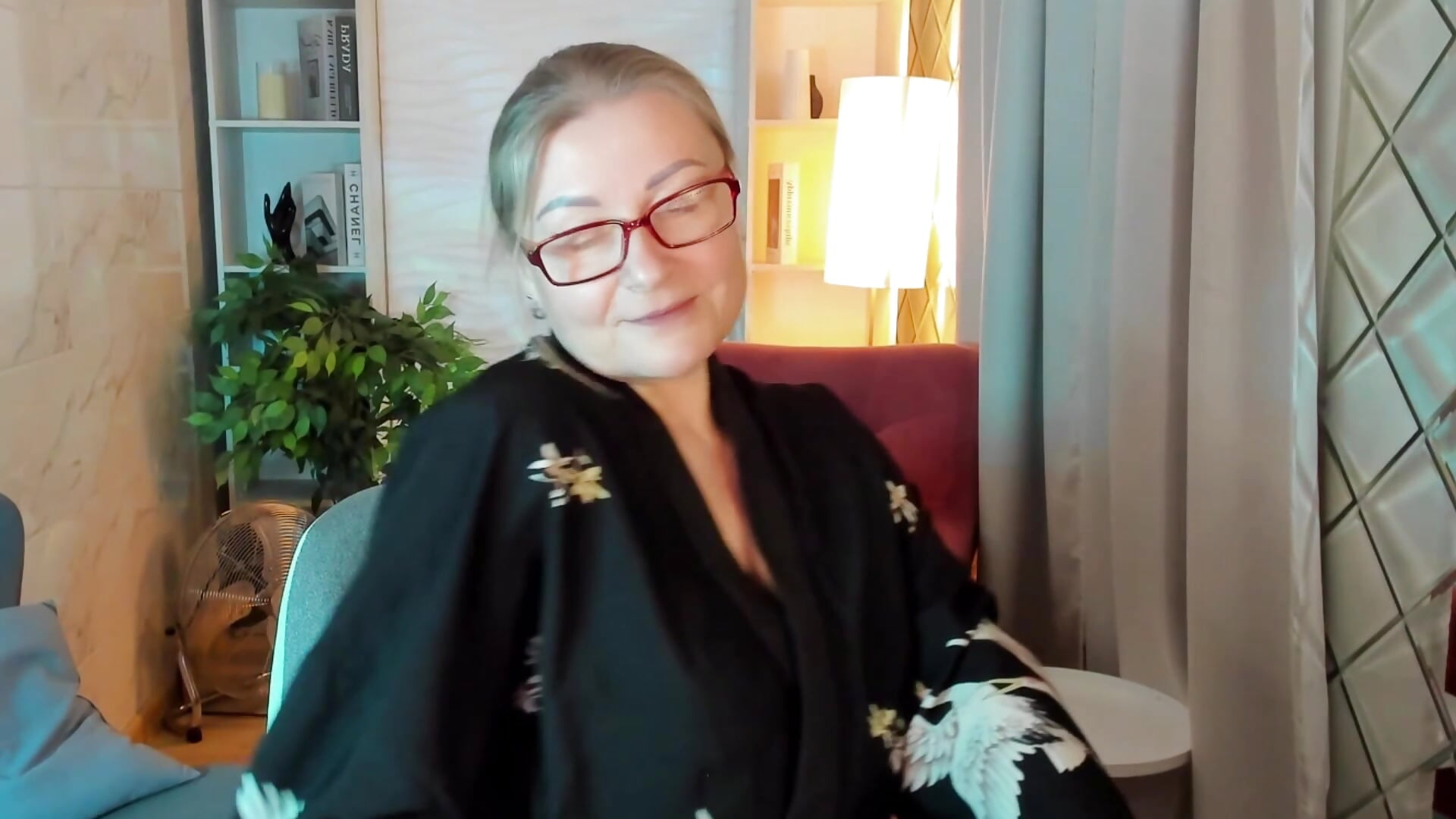 alone with you - video oleh Alexandra_Kind kamera model