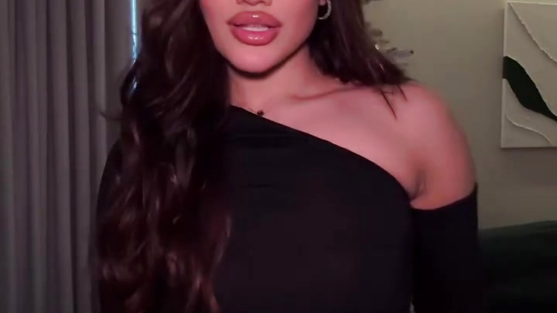 Call me 😁🤙 - video by MelindaReny cam model