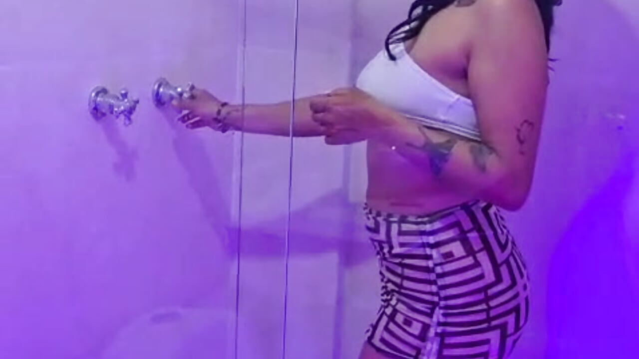 The shower's ready, are you coming with me? 🚿💦🍒🍑😈 - video by LunaArias cam model