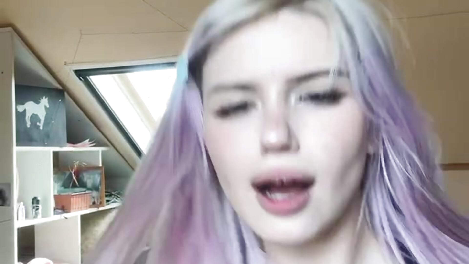 I shoot love straight into your heart 💕 – video modela na kameri Shineheadme