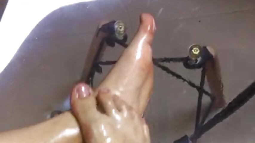 Can you imagine my feet rubbing your cock with oil? - video di Taylor_Roouse modella di cam