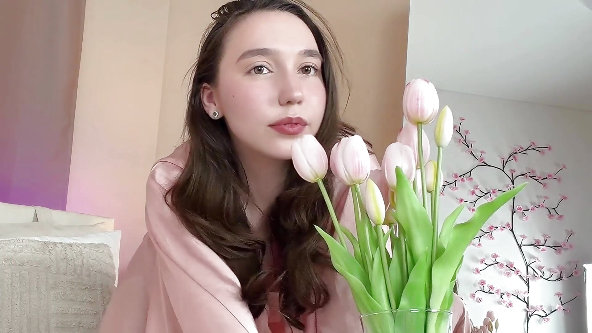 Silk and mystery — everything you'll ever need to know about me - Vídeo de Suzaneey, modelo de vídeos