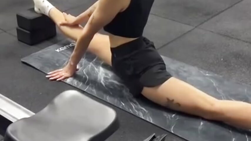 After workout it's time to stretch 🤸🏻‍♀️ — filmik SonyaMalish, modela(-lki) na kamerkach
