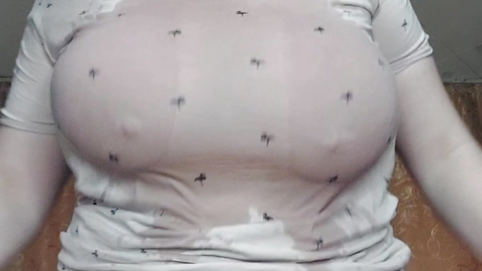 Tits bounce under a wet T-shirt - clip cu GloriaEvans