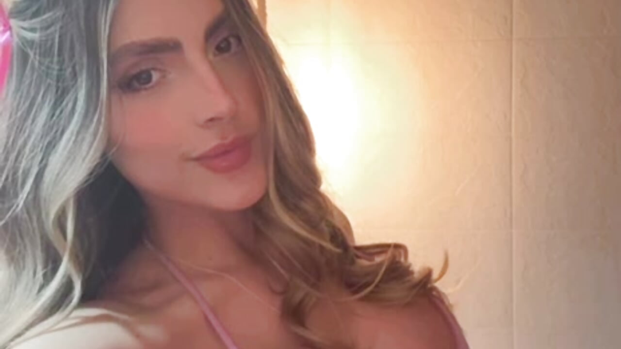 Soft lips, wild thoughts 💋😈 - video harper_woodss kameramallilta