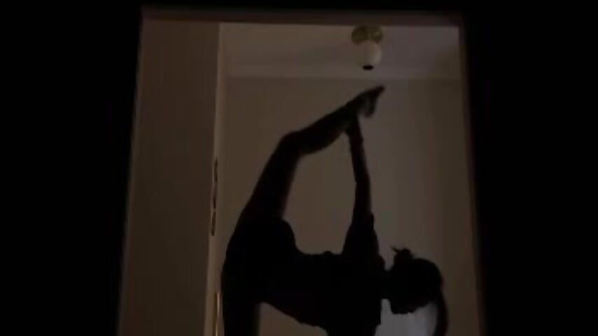 If you want to see my flexibility - video by Maiaxoxo cam model