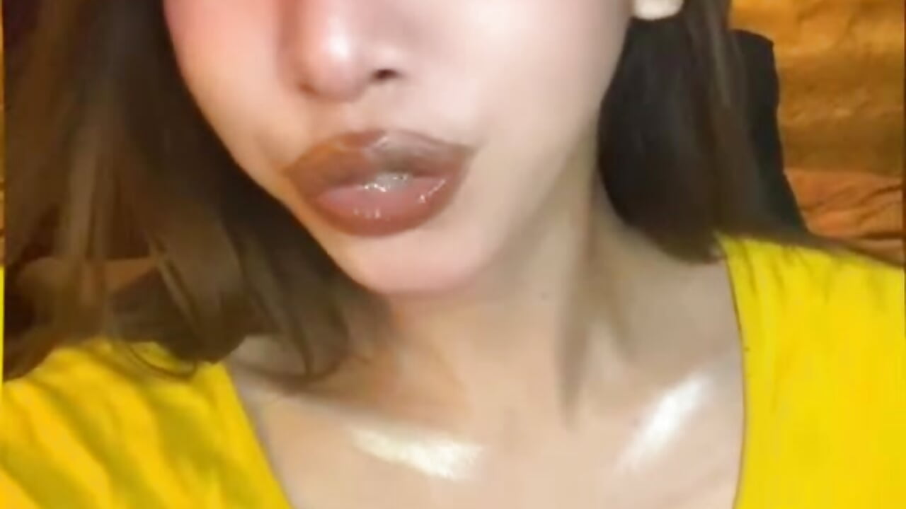 sexy mouth with playful tongue - 視頻由 prettybushy 主播提供