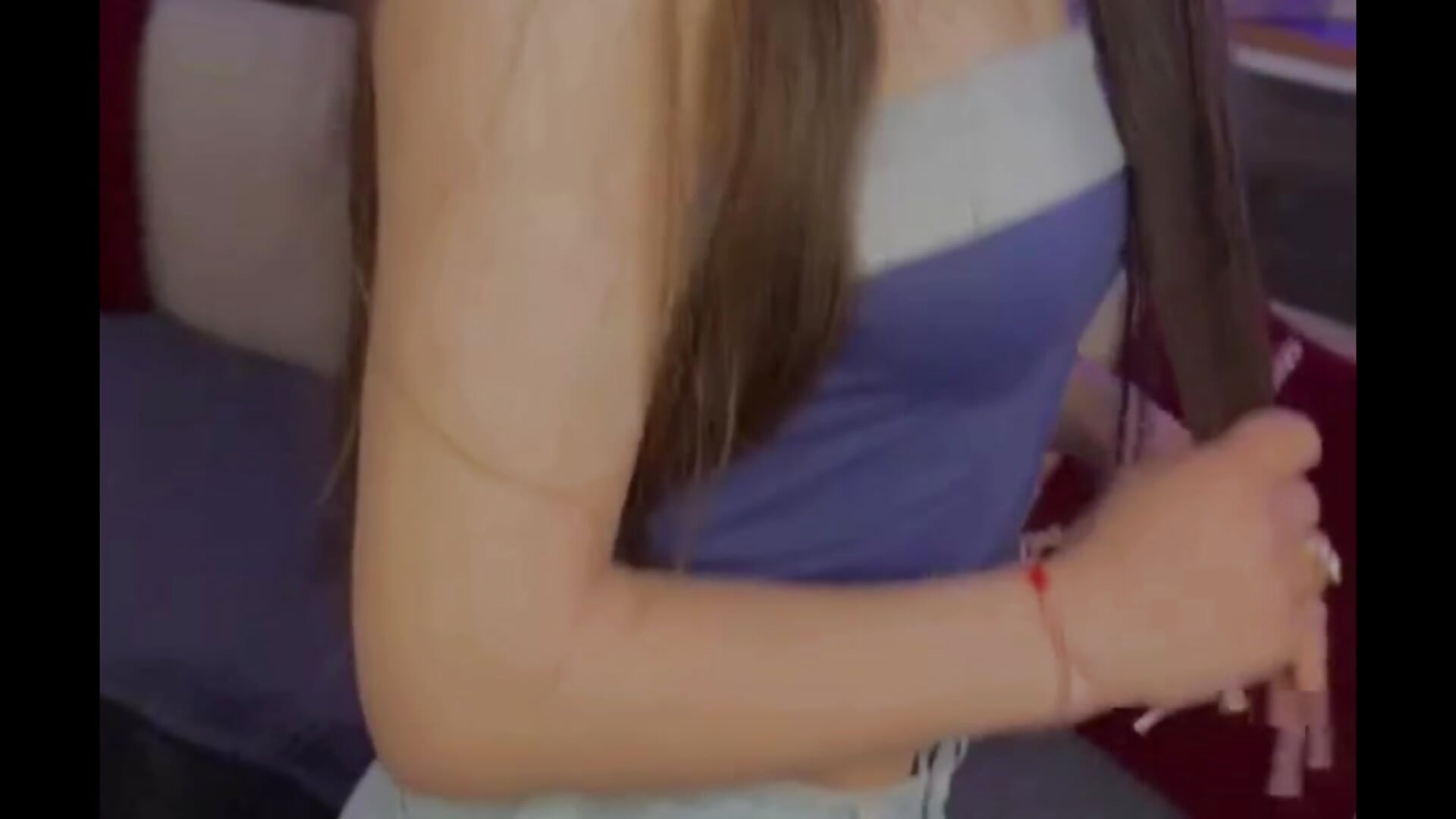 Hello! – video od webkamerové modelky EliaSkye