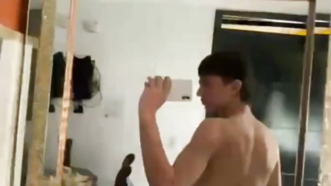 Vídeo em tendência de modelo na câmara Marcello_Vega 3784