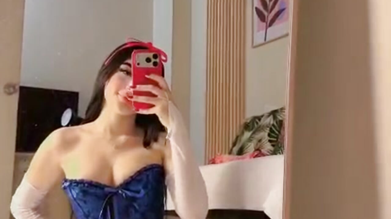 Snow White is feeling a bit mischievous - video by Amber_Rosen cam model