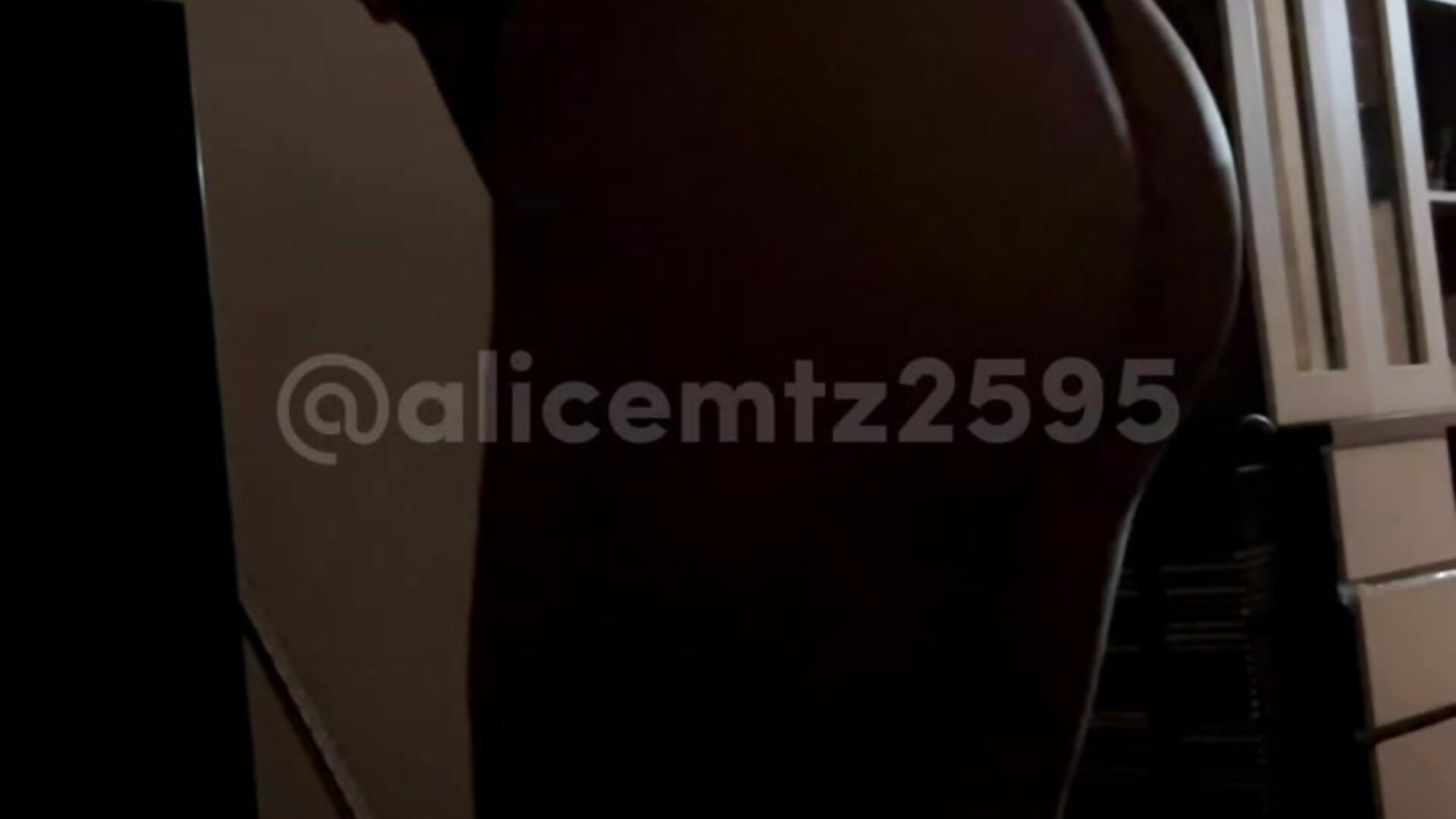 WhatsApp Video 2025-06-07 at 6,45,11 PM – video modela na kameri AliceMtz