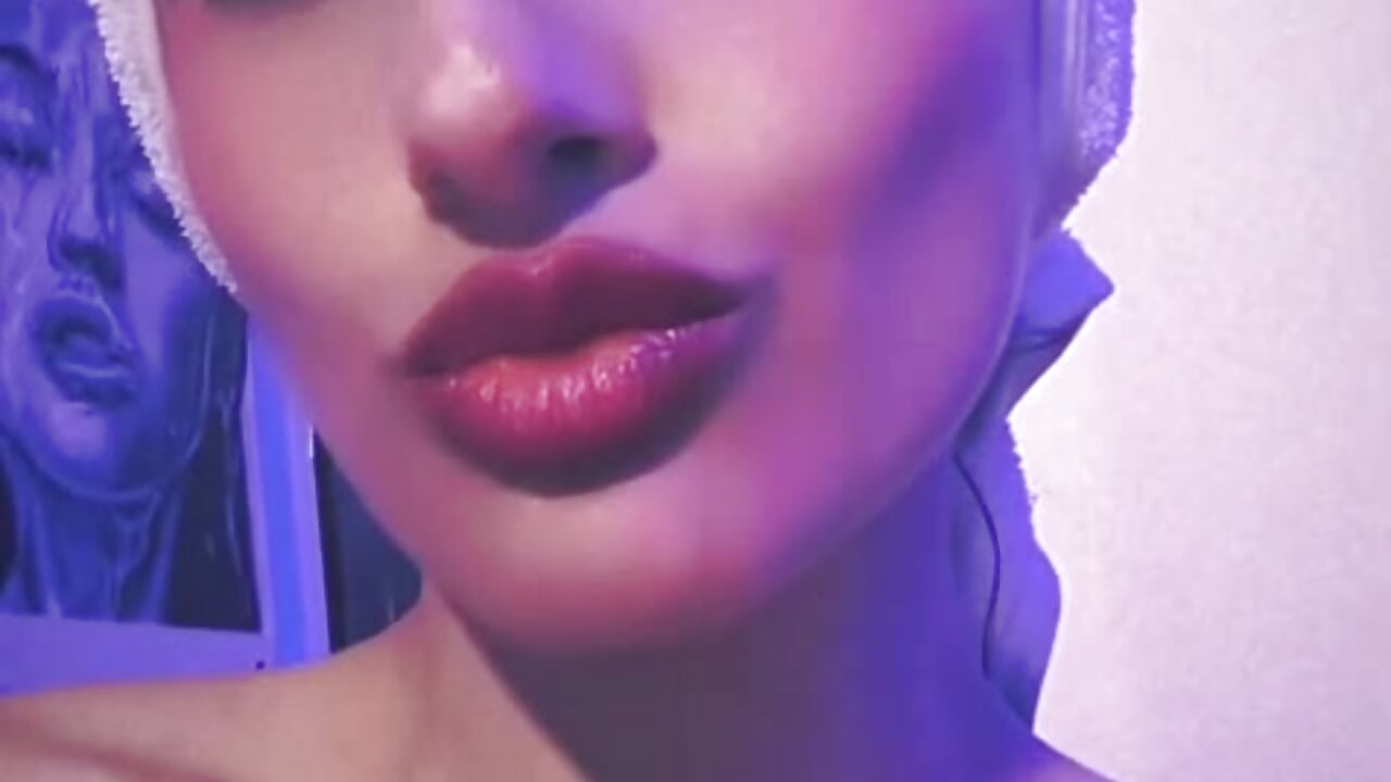 “Just a little preview of my playful side 😘 Soft moves, flirty vibes, and a hint of what I can do… - Video von aliceinflames Cam-Model