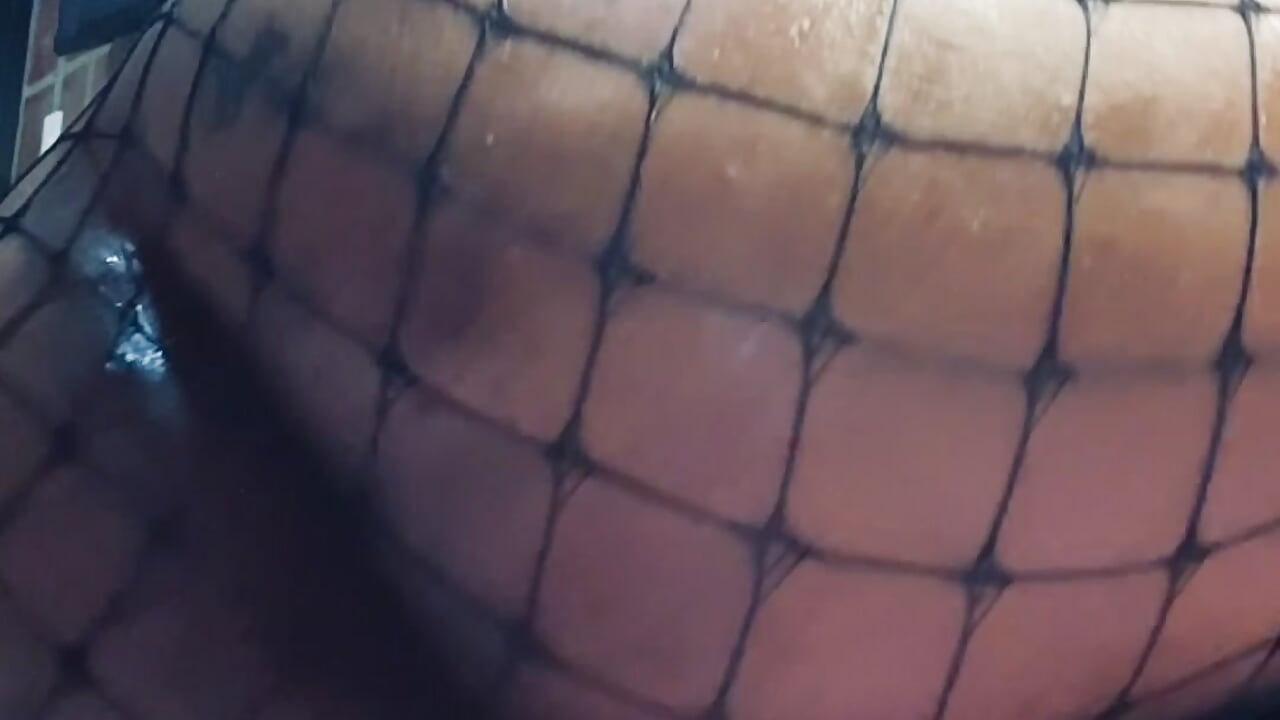 Beautiful natural ass in oil does not provoke you? 🍑🫧 - video by _Piel_Canela cam model