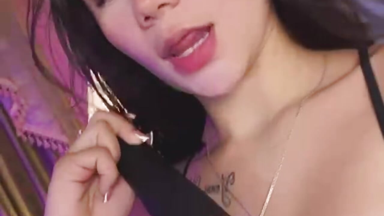 KISSING MY NEW TOY AND RUB FOR MY TITSS🥰 - vidéo du modèle de showcams arianaacarter