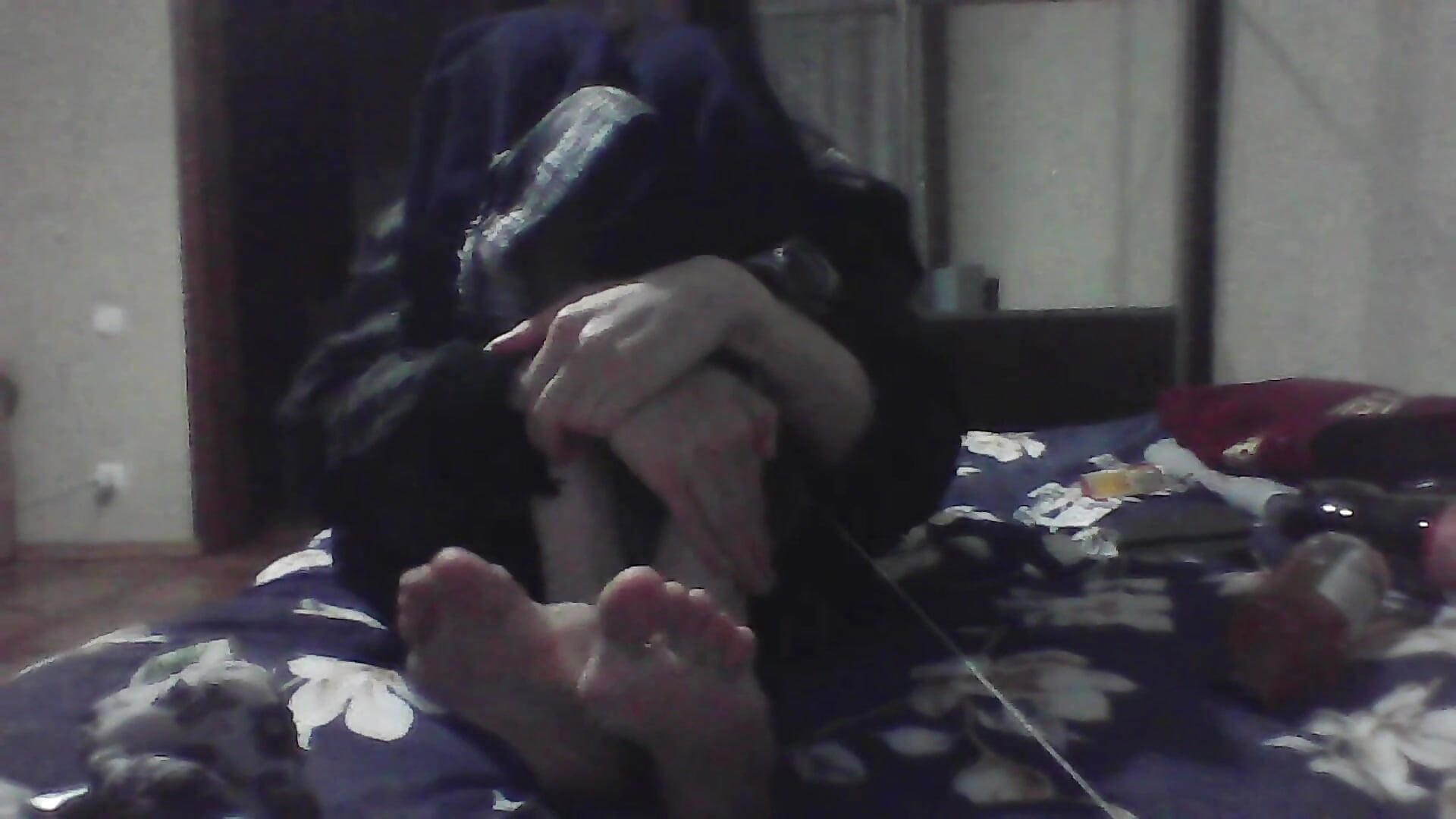 Playing with my hands and feet <3 - clip cu ChargedReign model videochat
