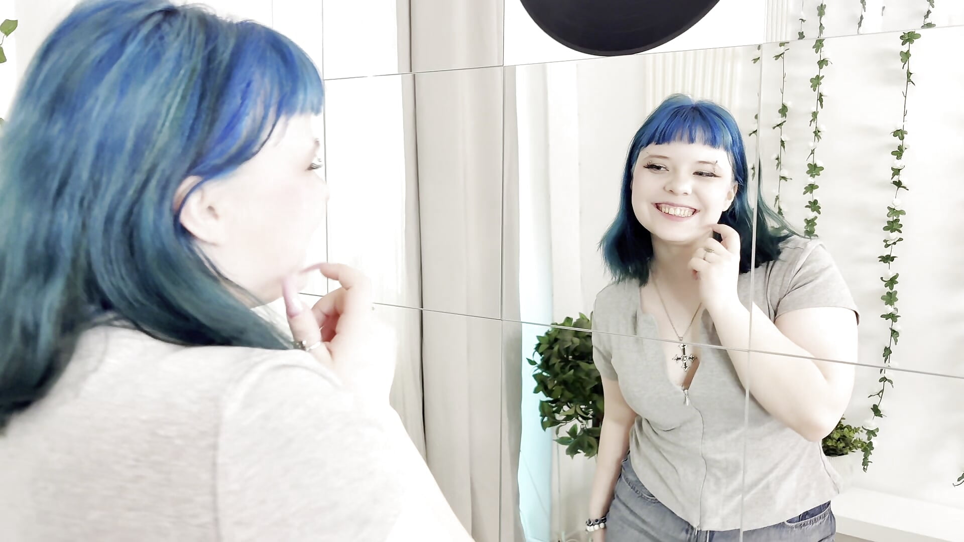 Cutie – видео вебкам-модели AliceMoongirl