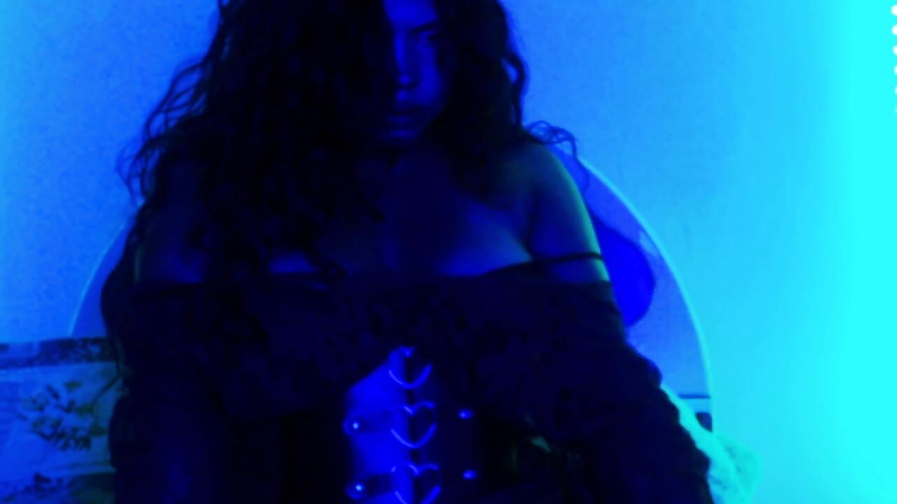 sexy brunette flirting with u🫦