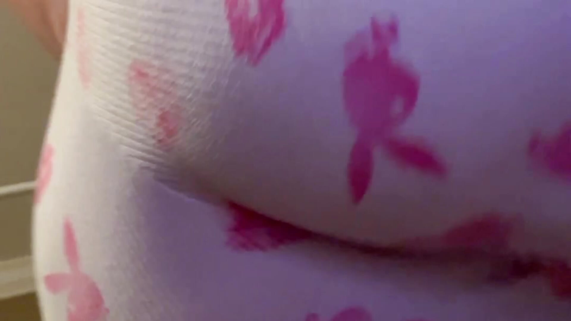 A little bit of peach action - video by Lexijade_pawg cam model