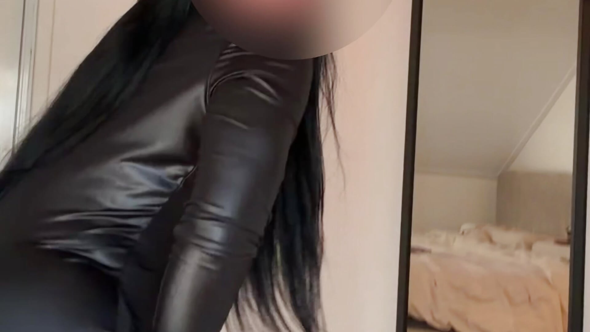 Vernedering latex laarzen met hak catsuit