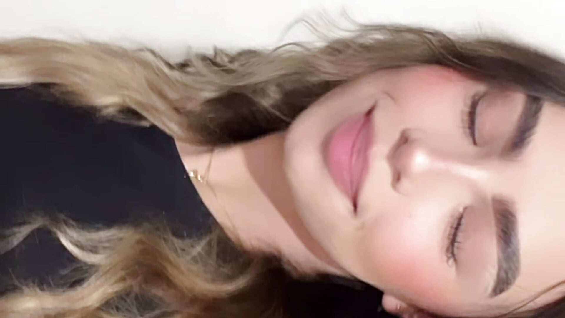 A34AB61F-A3D5-4844-9D2B-F110DD6495F3 - clip cu MaelyClaire model videochat