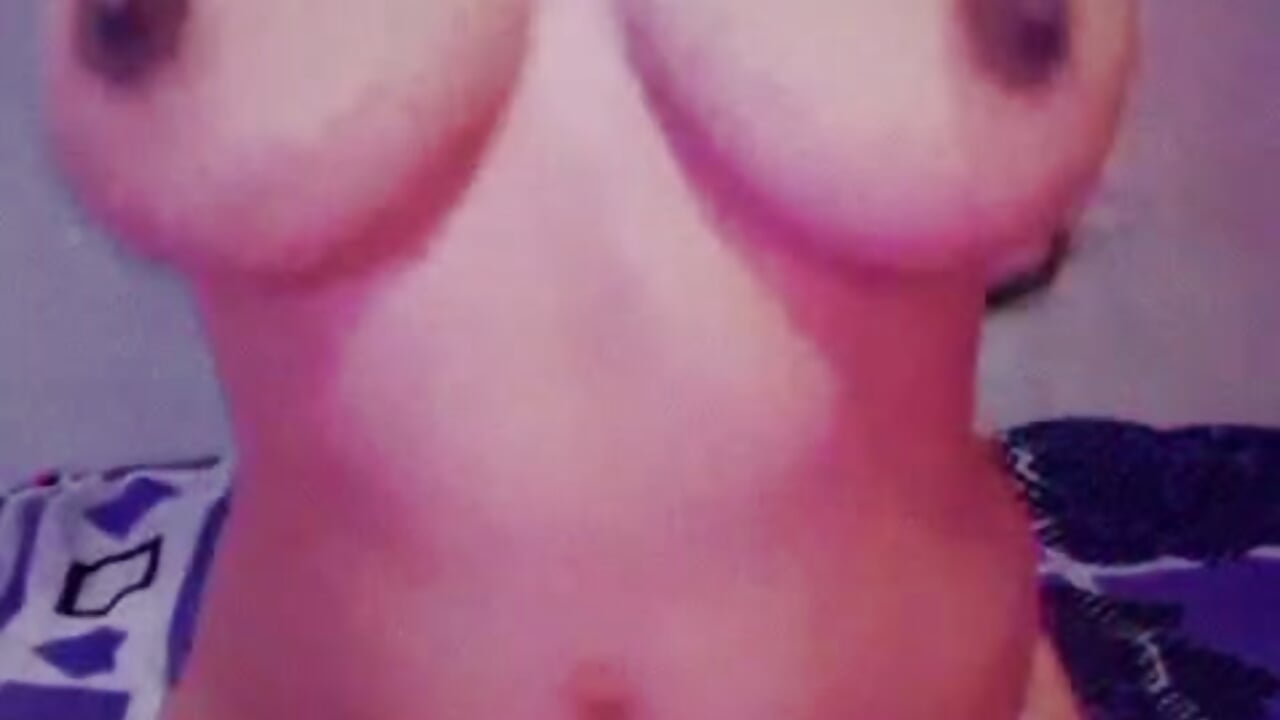 Squeezing tits and ass twerking - відео від вебкаммоделі debora-1993