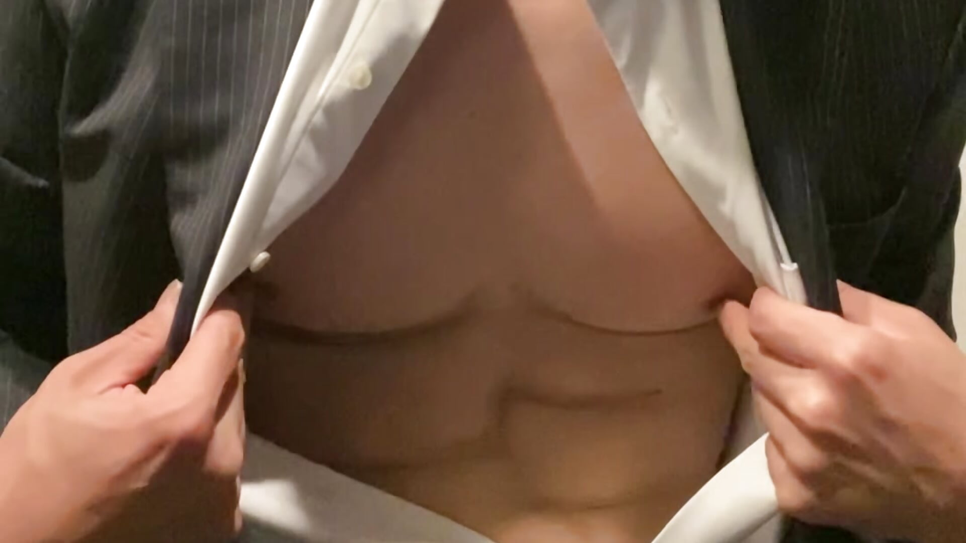 スーツ脱いで乳首遊び