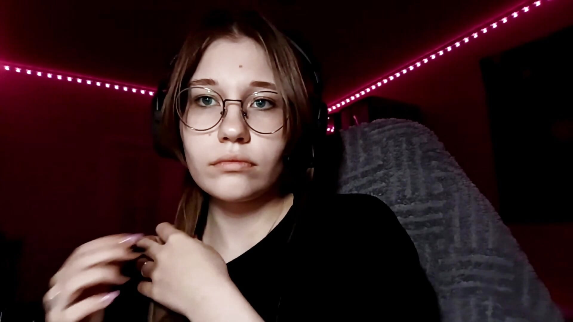 kiss me? - video di MandieBusby modella di cam