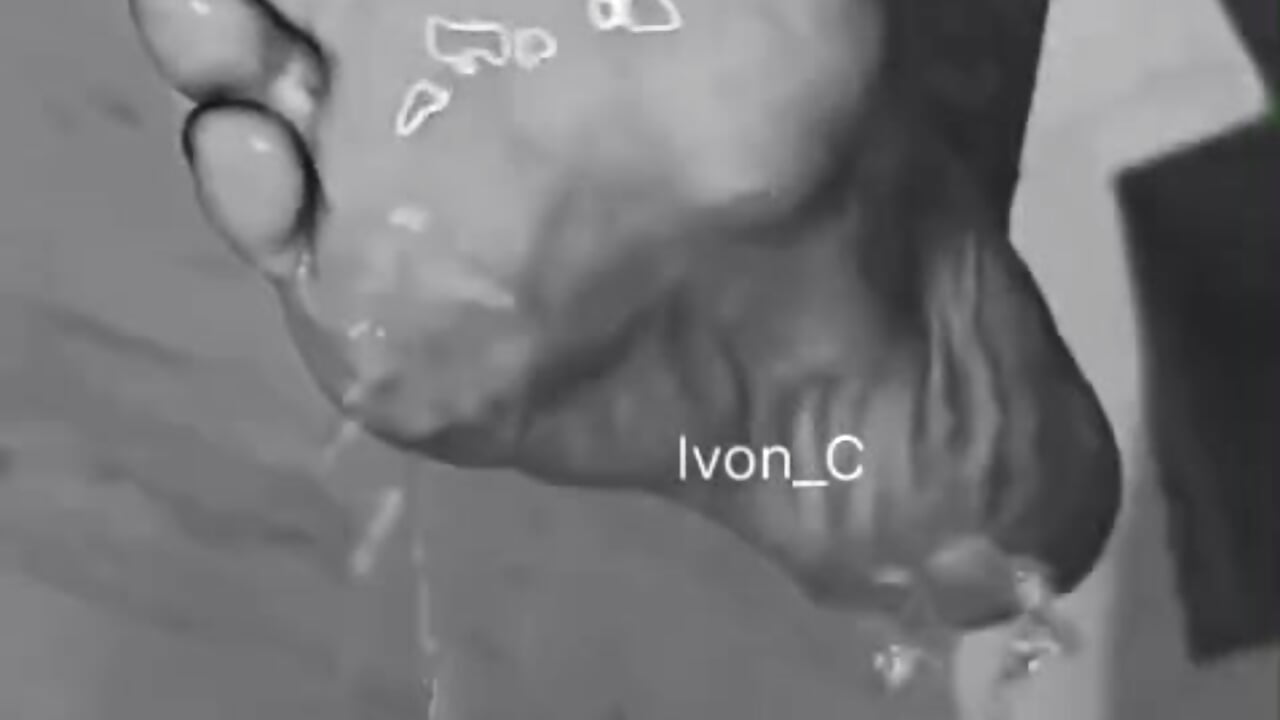 IVON Foot Shower – video od webkamerové modelky Ivon_C