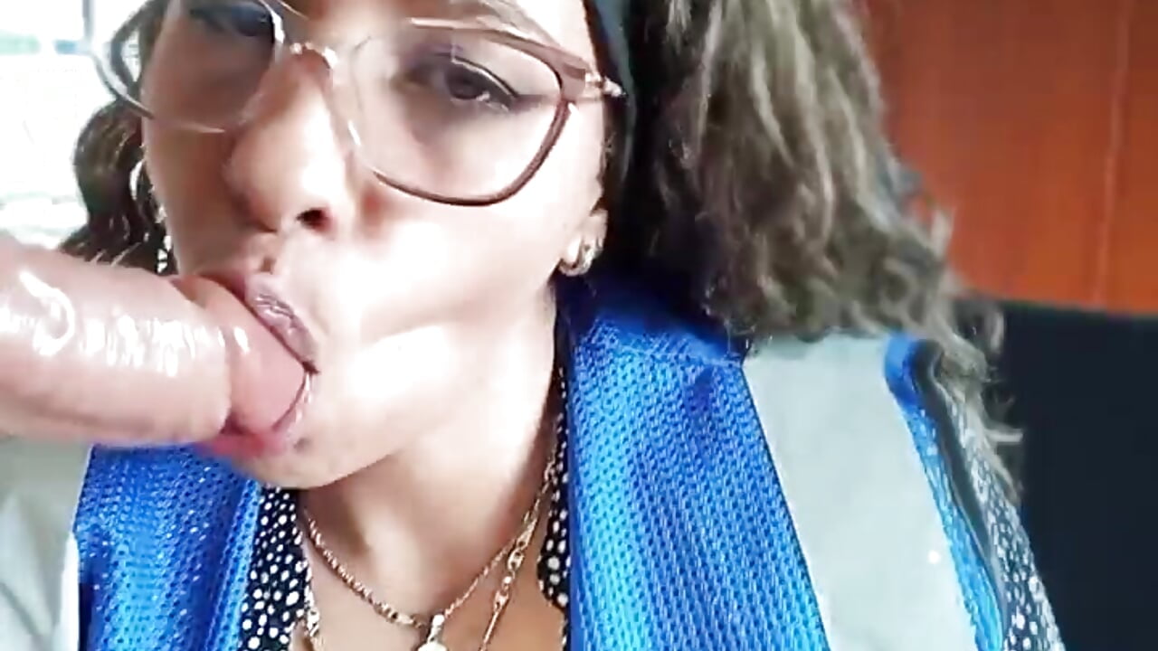 Ivon_C gives a great blowjob at work – video od webkamerové modelky Ivon_C
