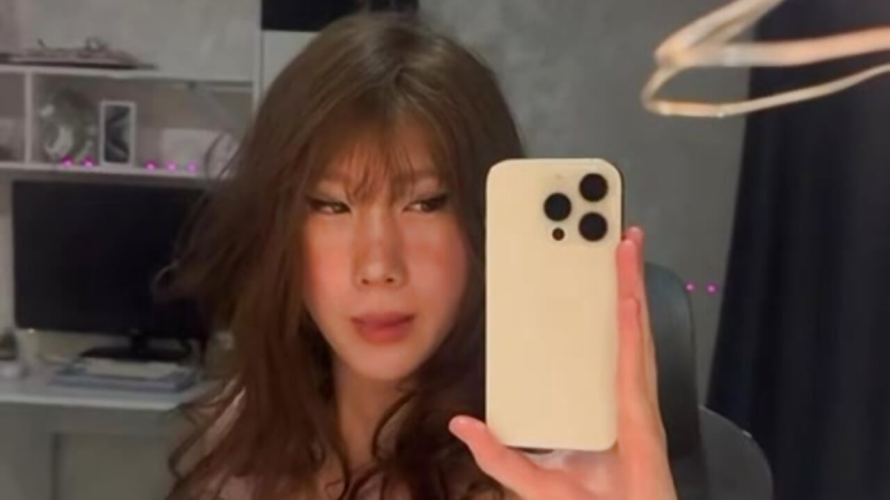 look at me closer `` もっと近くで見て - video by GailVerbeke cam model