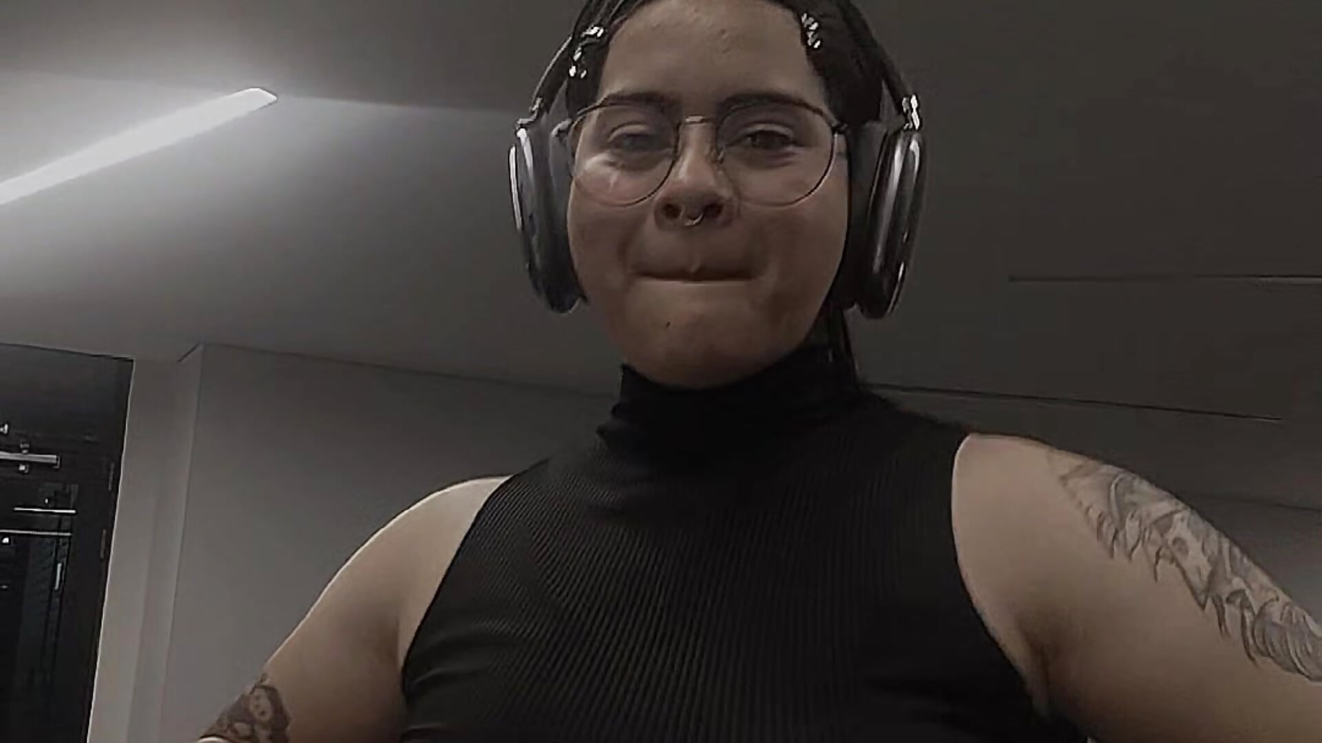 Me dio mucho calor en el gym y me saque las tetas, pero la vecina me vio y me las tuve que esconde:v - video by atena_hill_ cam model