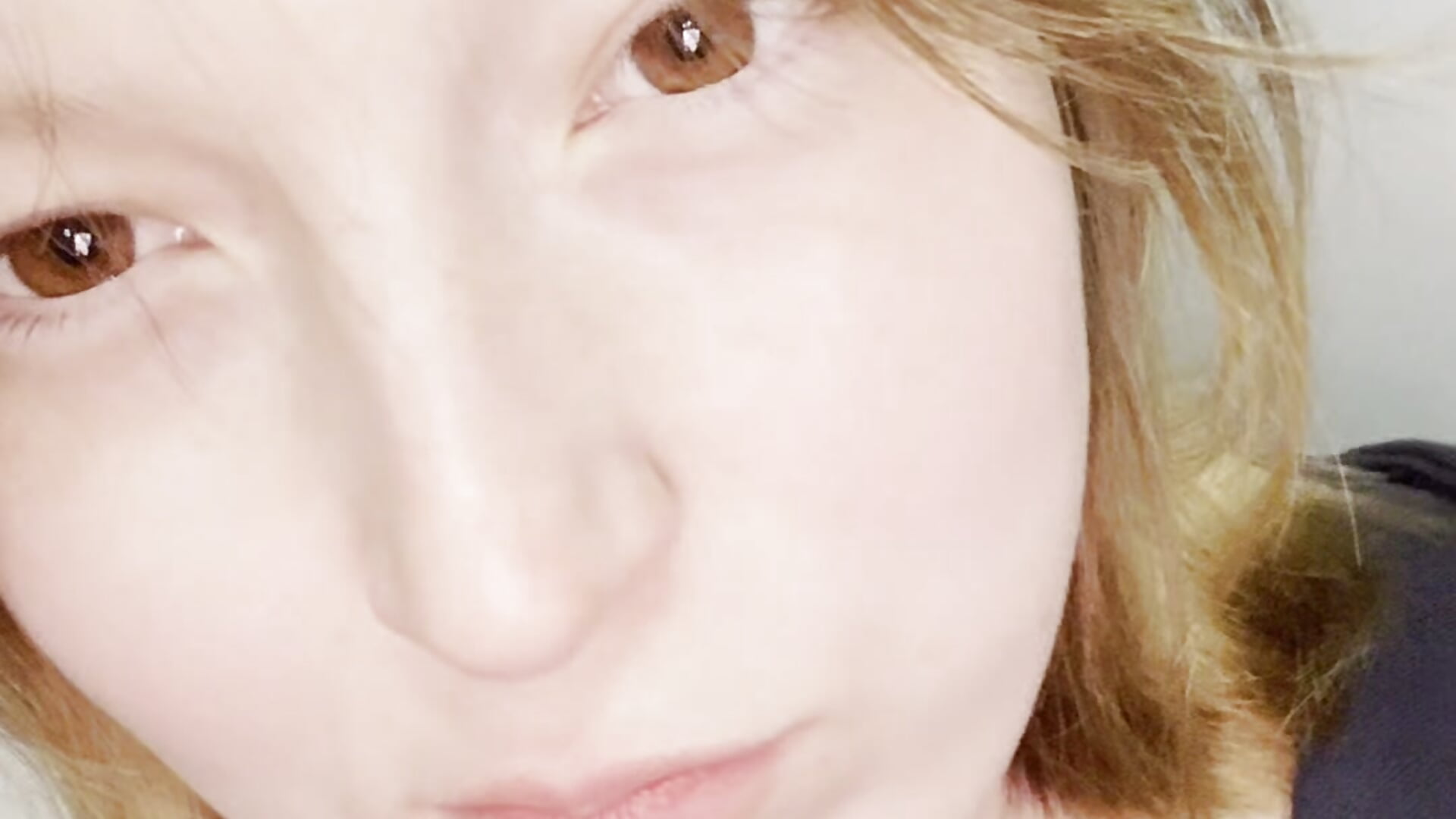 its me) – video od webkamerové modelky KeIIeyStrong