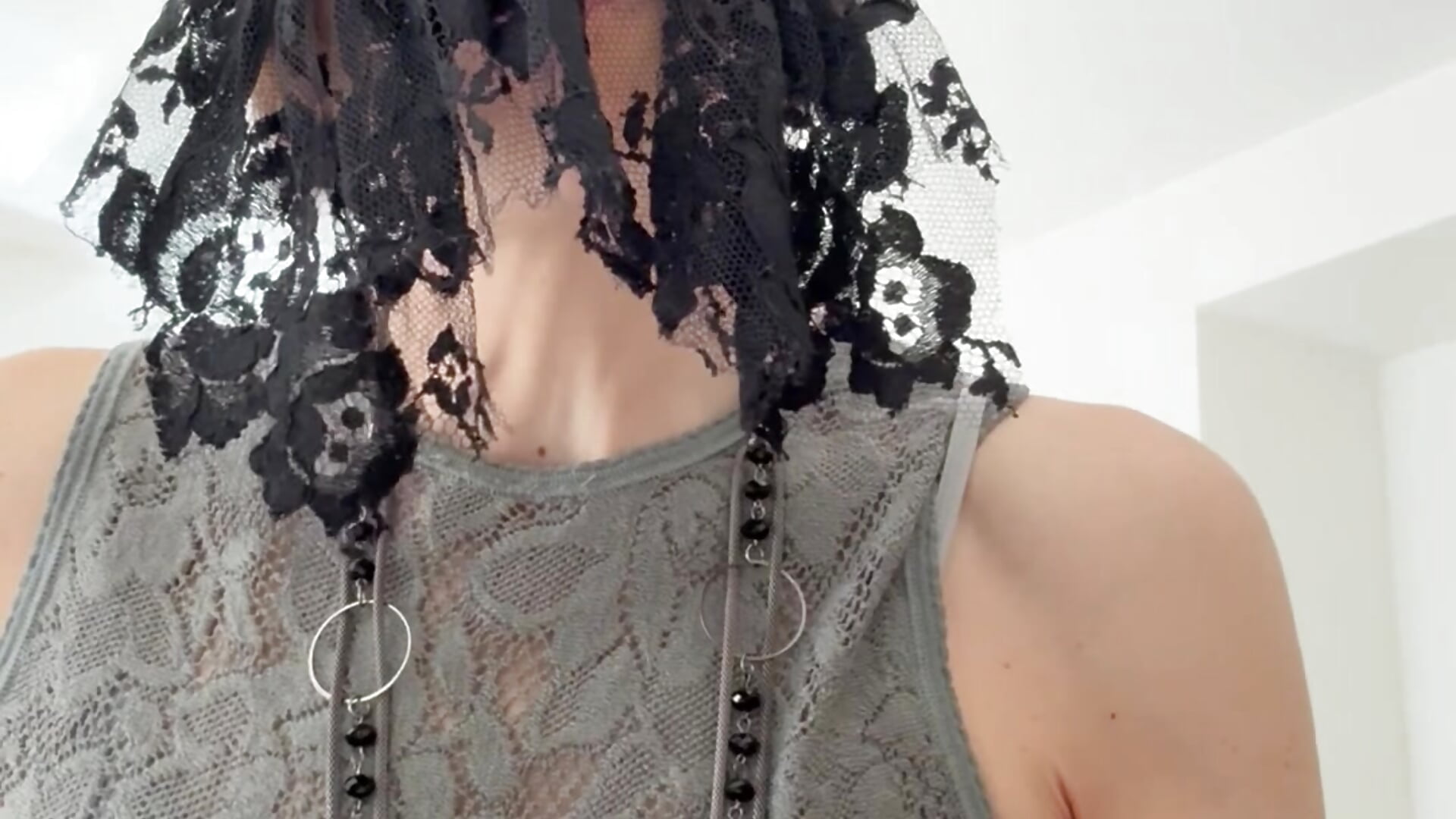 Considerazioni riflessioni - video di HelenTiAscolta modella di cam