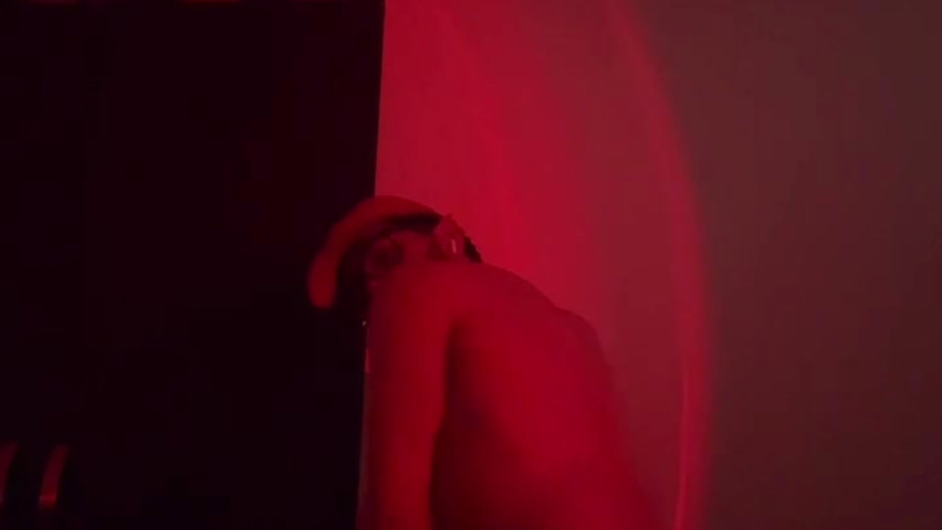 Striptease – video od webkamerové modelky CuriousTomX