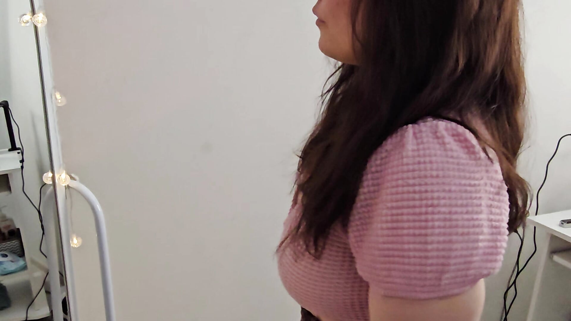 shy 🫣 - video by MomoRins cam model