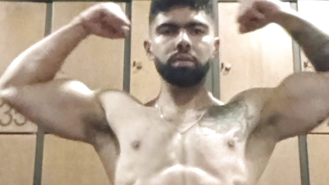 Posing at the gym - video by benjamin_angel cam model