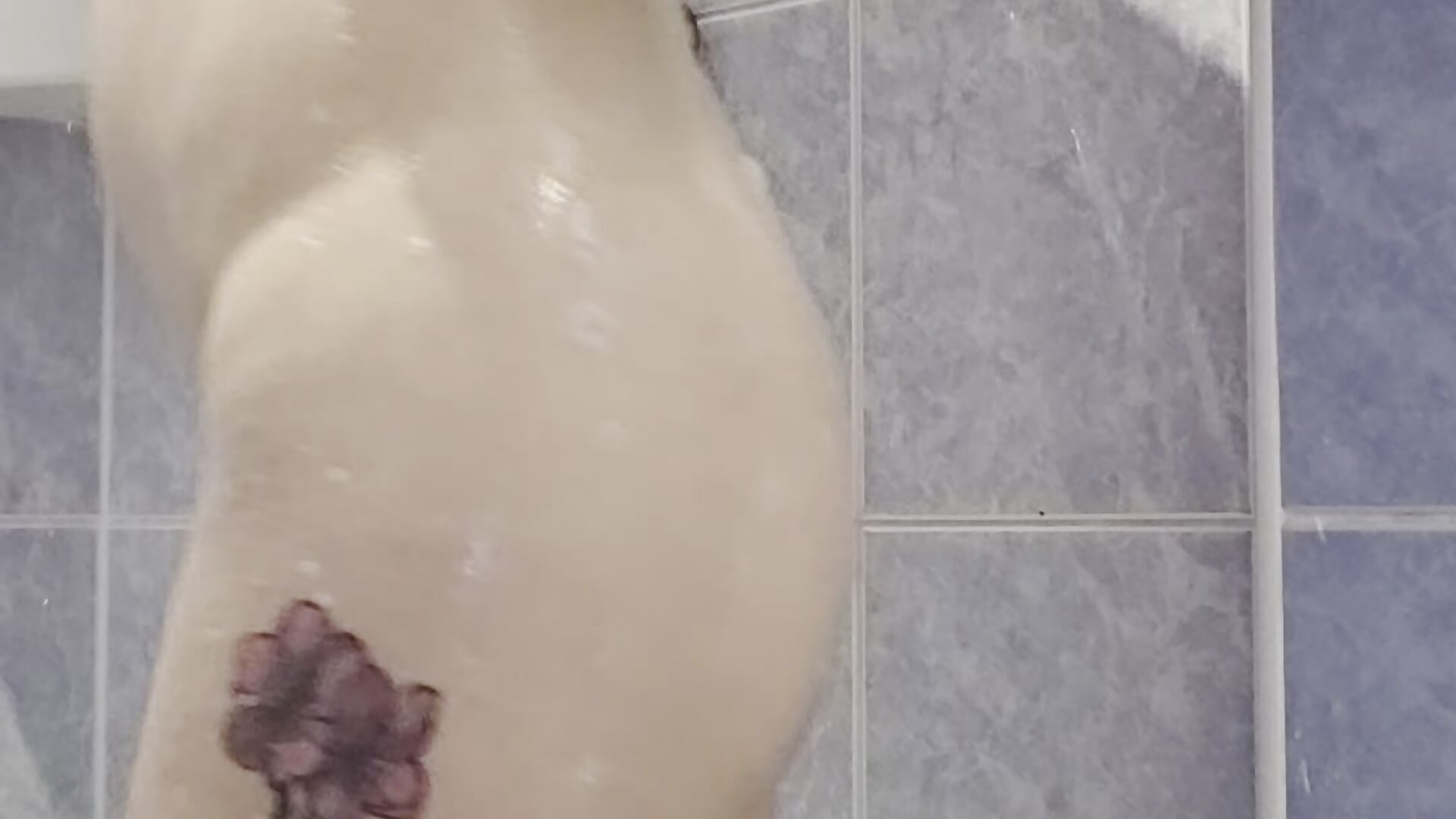 Pohled do sprchy – video modela na kameri SweetLuc11