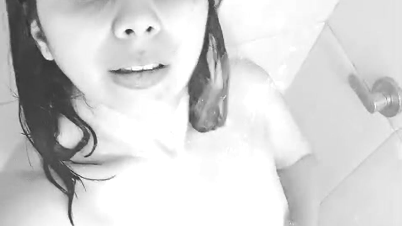 Watch the water fall over my pussy in the shower 🛀💧
