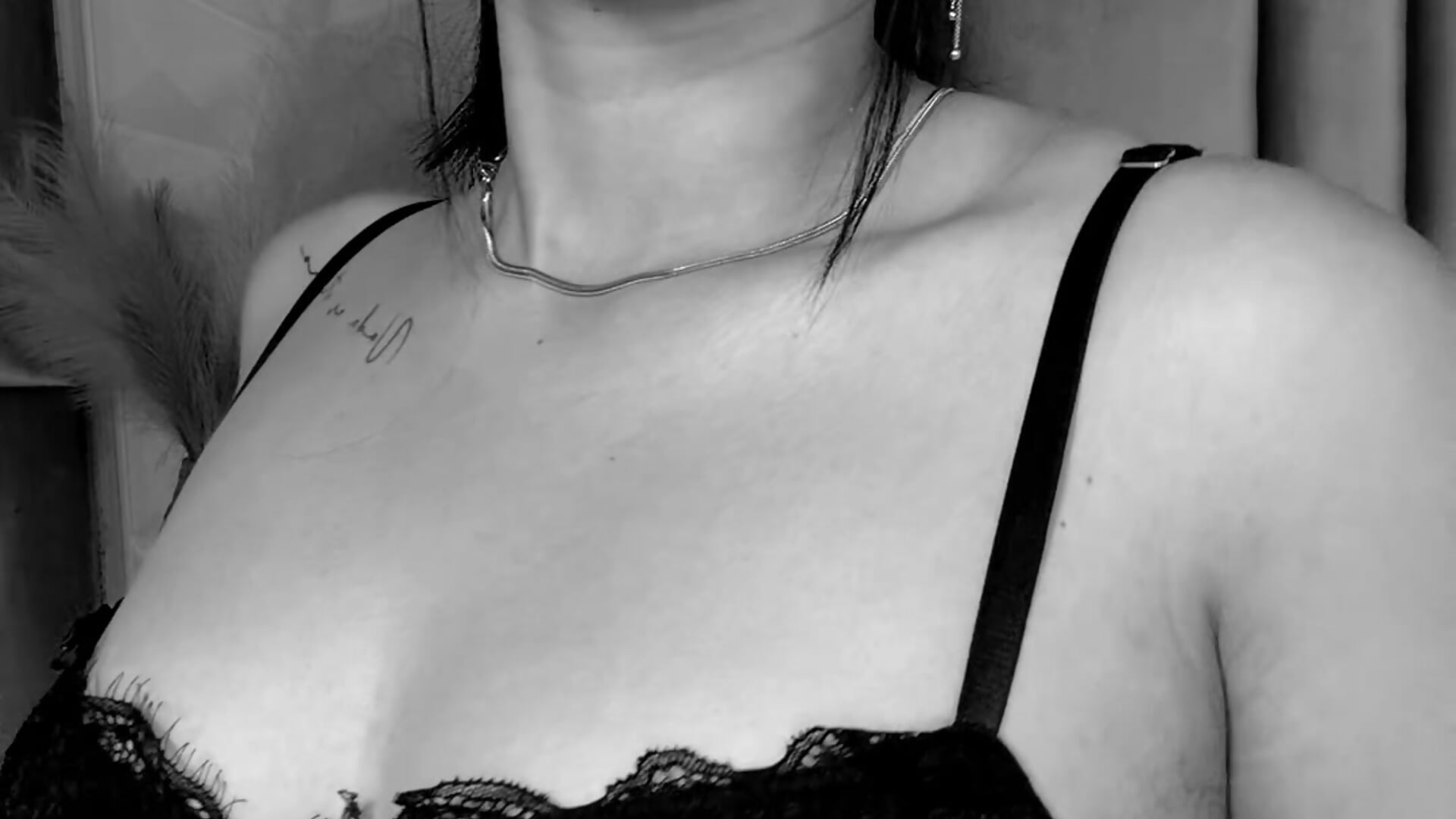 Perfect Girl, Perfect Body – video od webkamerové modelky EmmyCastillo