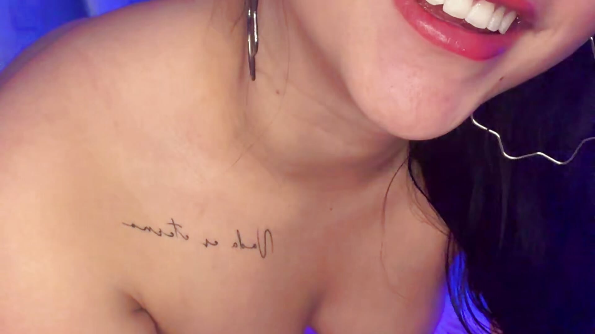 Give me all the kisses you have 🥵🥵 – video od webkamerové modelky EmmyCastillo
