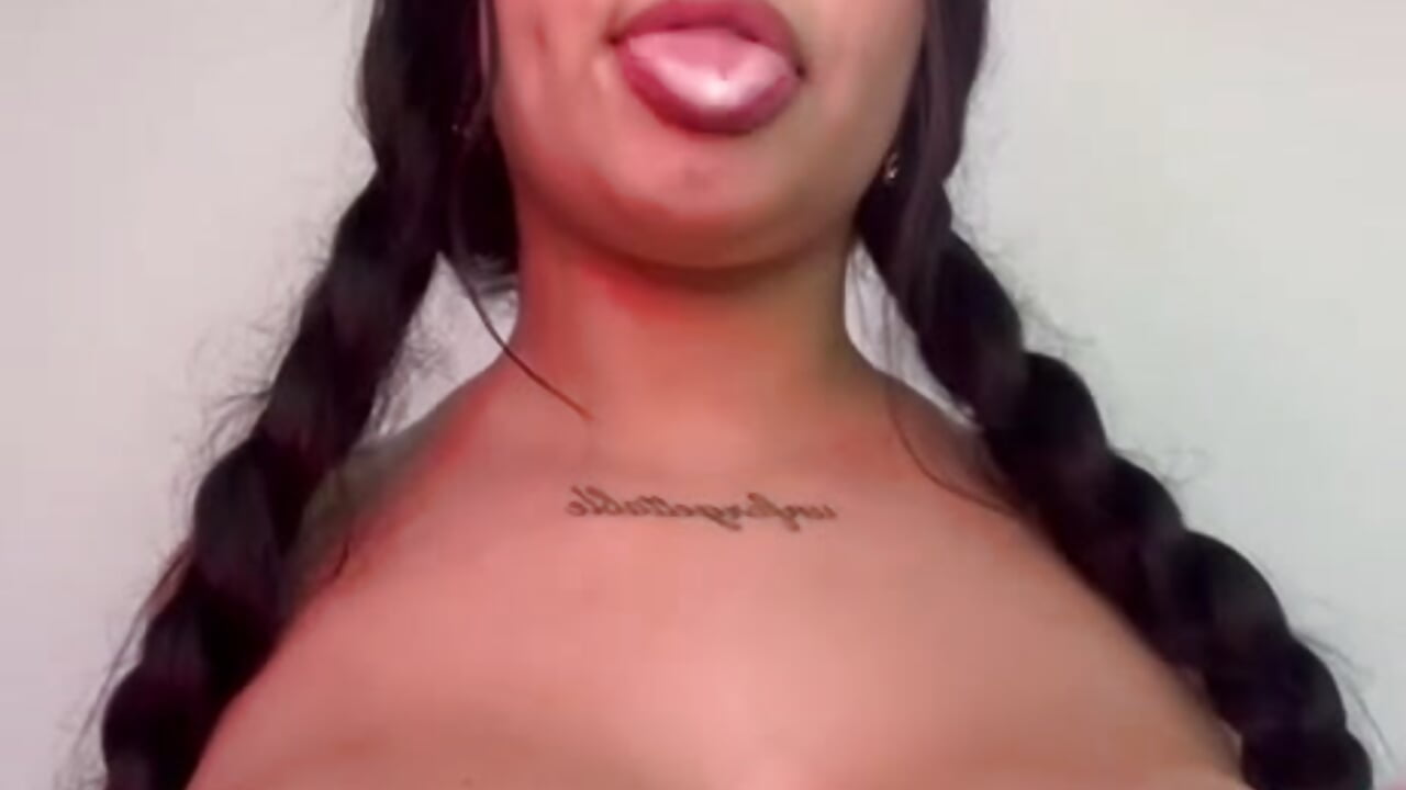 spitting out my huge tits - video av brianaaStone cam model