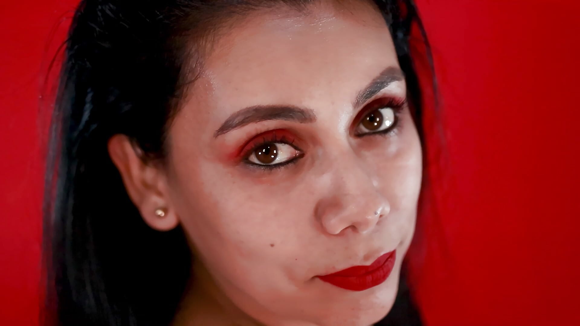Red that Enchants 🫦🎀 — filmik Nyra_Queen, modela(-lki) na kamerkach