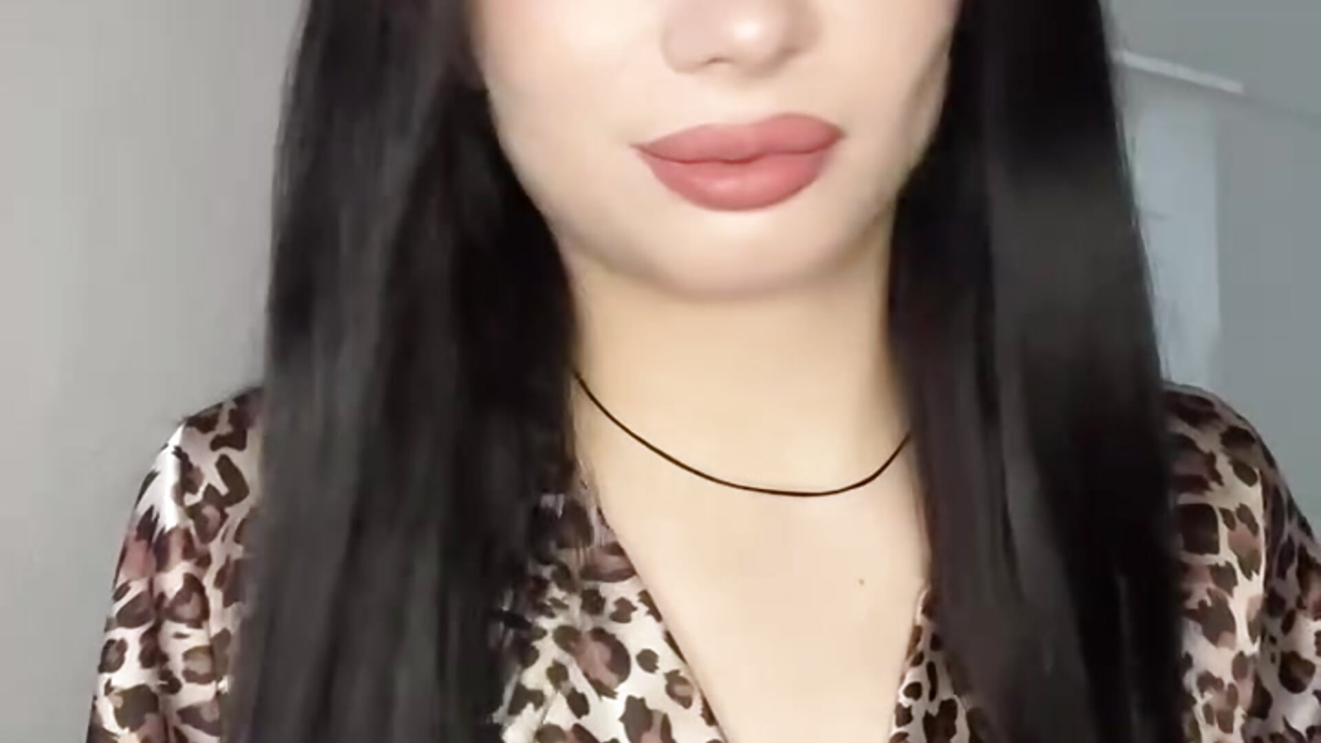 Slowly striptease for you - vídeo de KatiaWailes modelo de câmara