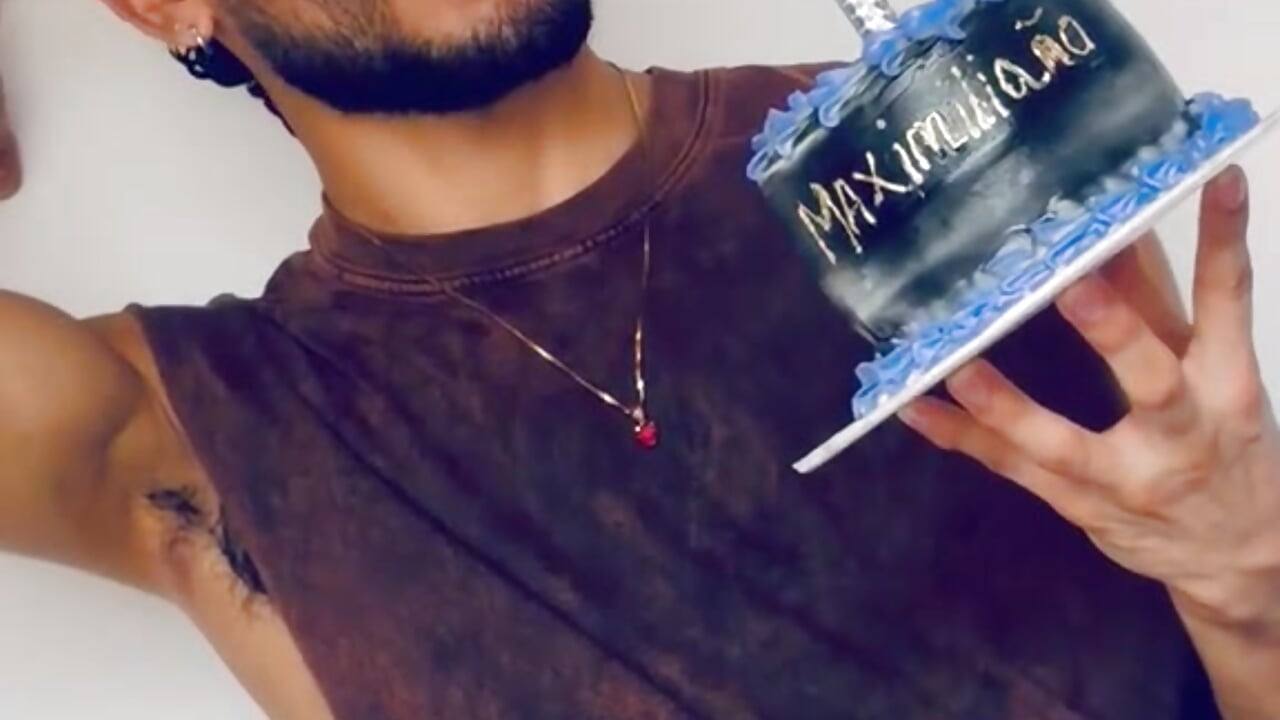 “Birthday vibes 🎂✨💜” - vidéo du modèle de showcams MaxPower003