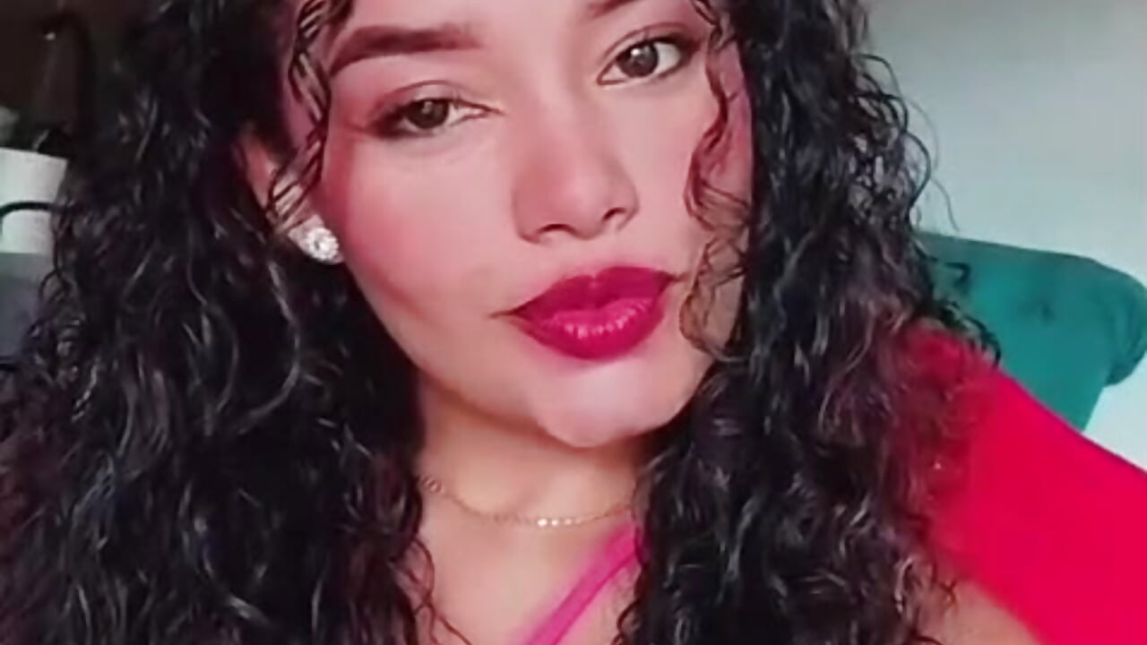 sensual and mischievous laugh ❤️ – video od webkamerové modelky CanelaSkinxxx