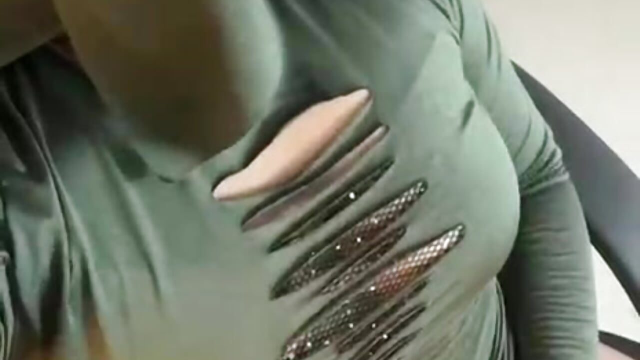 What do you think of my suit, right? 💚💚 - vídeo de khaly_nahyan modelo de câmara