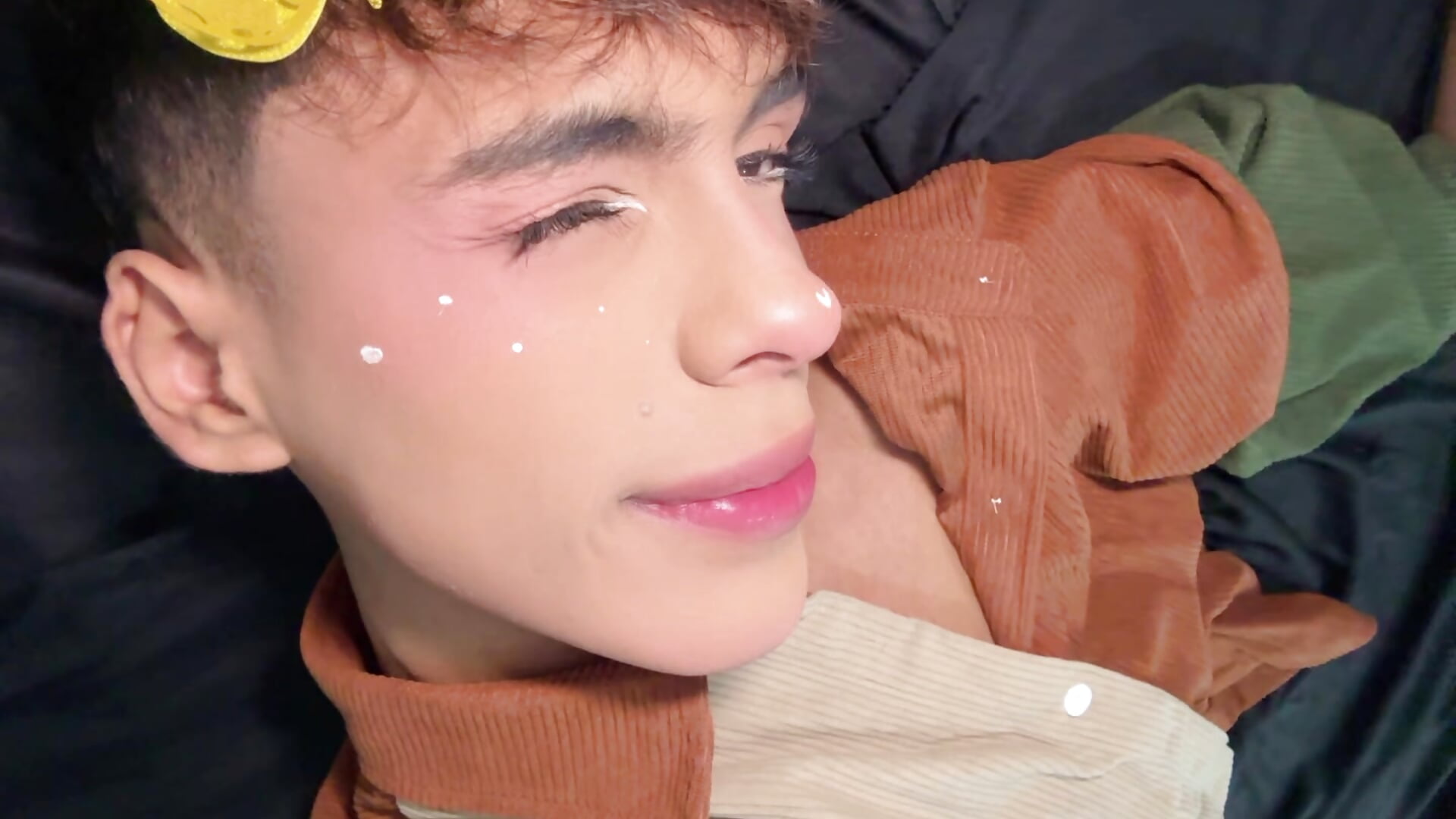 A butterfly kiss? ✨ - فيديو من KaelSoft_ موديل الكام