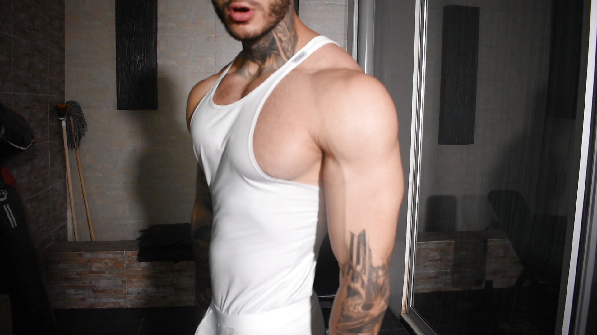 Working out and posing naked💪